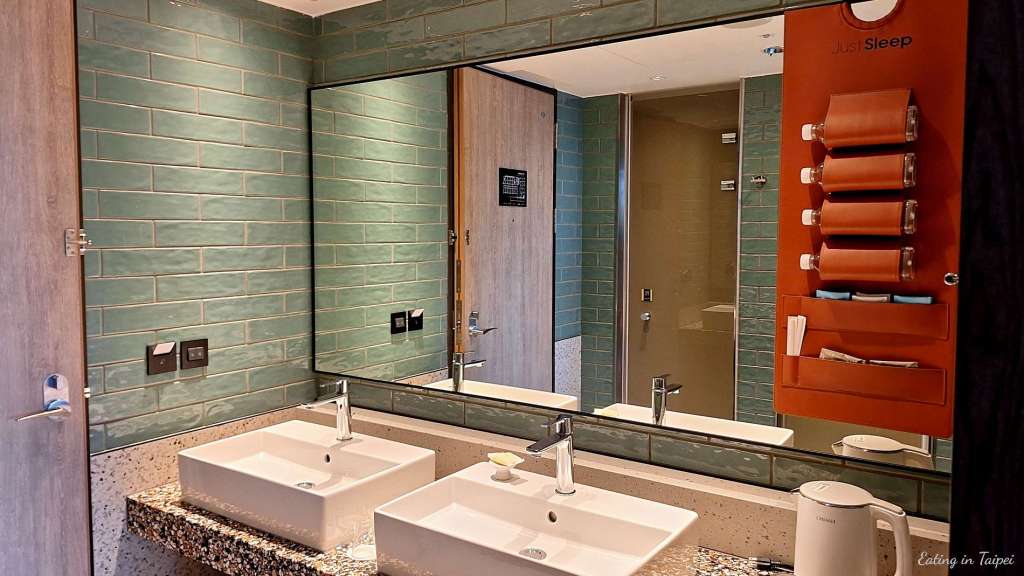 Just Sleep Tainan Superior Quadruple bathroom 1