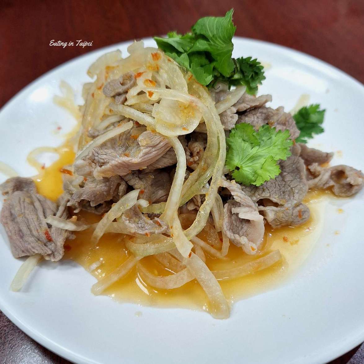 Who knew hot pot restaurants in Taipei would also smash out delicious appetizers like this one? Thin slices of delicate lamb are dressed with onion, chilli, and coriander.